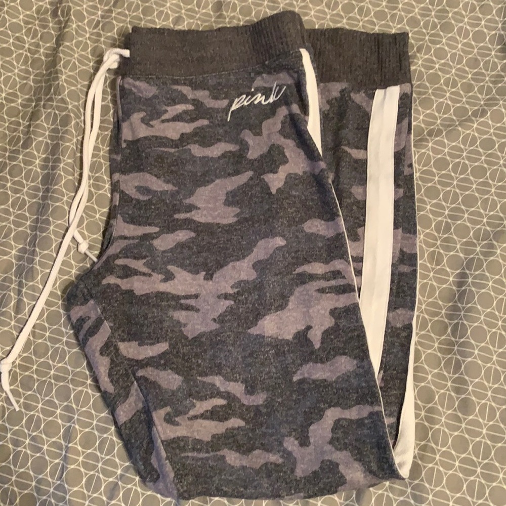 NWT Victoria’s Secret PINK Camouflage jogger. L.